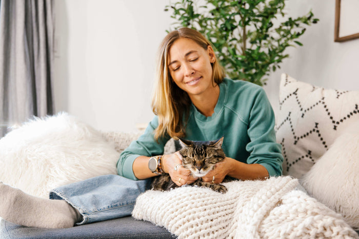 Living in a small space with a cat (or two!) doesn’t have to mean compromising on freshness or style. With the right setup, a litter box can blend seamlessly into your home while keeping odors under control — even in tight quarters. From smart placement t