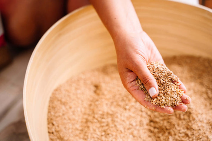 Switching your cat’s litter might seem daunting, but with the right approach, you can make the transition to ökocat natural cat litter smooth and stress-free. ökocat offers a sustainable, eco-friendly alternative to traditional clay litters, made from nat